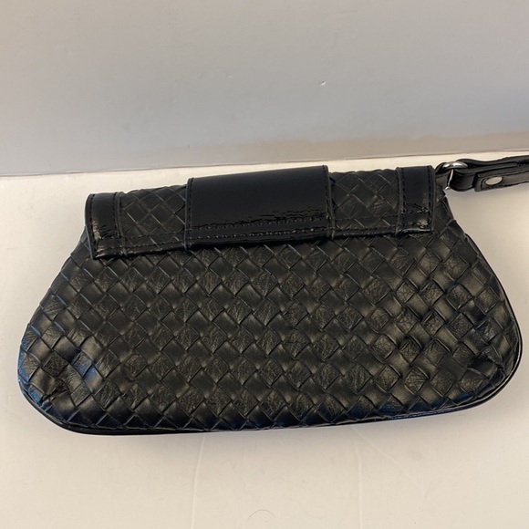 Guess purse wristlet magnet lock zippered pocket black woven silver hardware - Picture 4 of 9